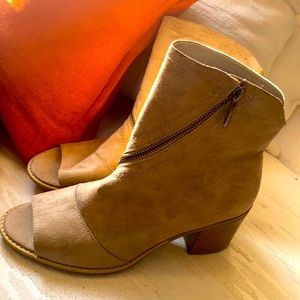 Size 9 1/2 ankle boots